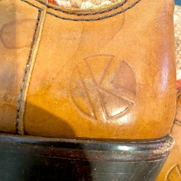 Kindred Spirit Kilim rug and leather boots. - Picture 6 of 9